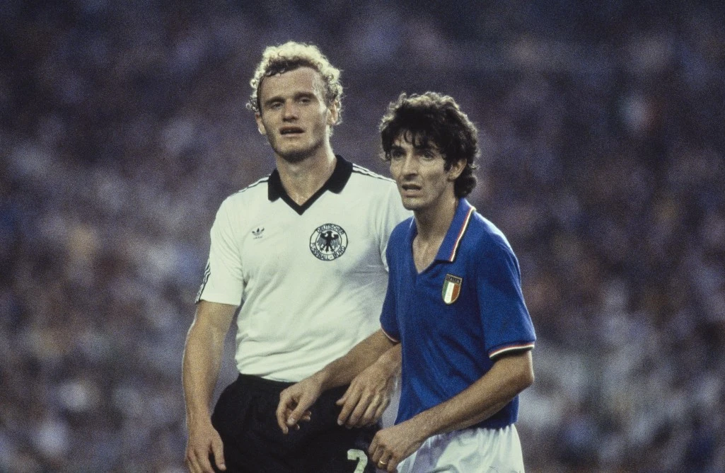 Hans-Peter Briegel und Italiens Stürmer Paolo Rossi im WM-Finalspiel 1982 im Stadion Santiago Bernabeu in Madrid. Foto: Getty Images / Allsport/Hulton Archive